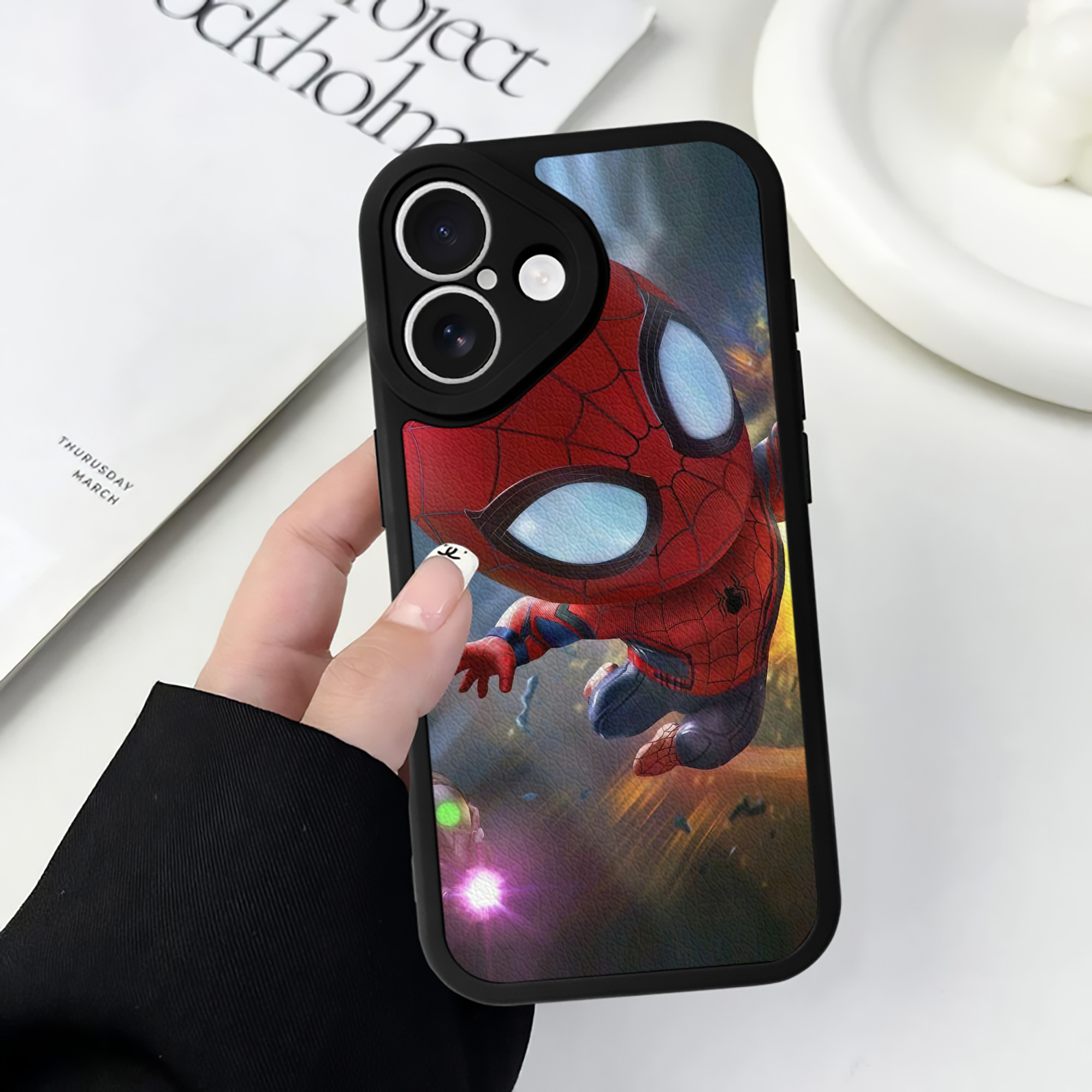 （画像用） Spider Man スパイダーマン 【iPhone 16シリーズ対応】シリコンスマホケース（レザー調） 材質：シリコン